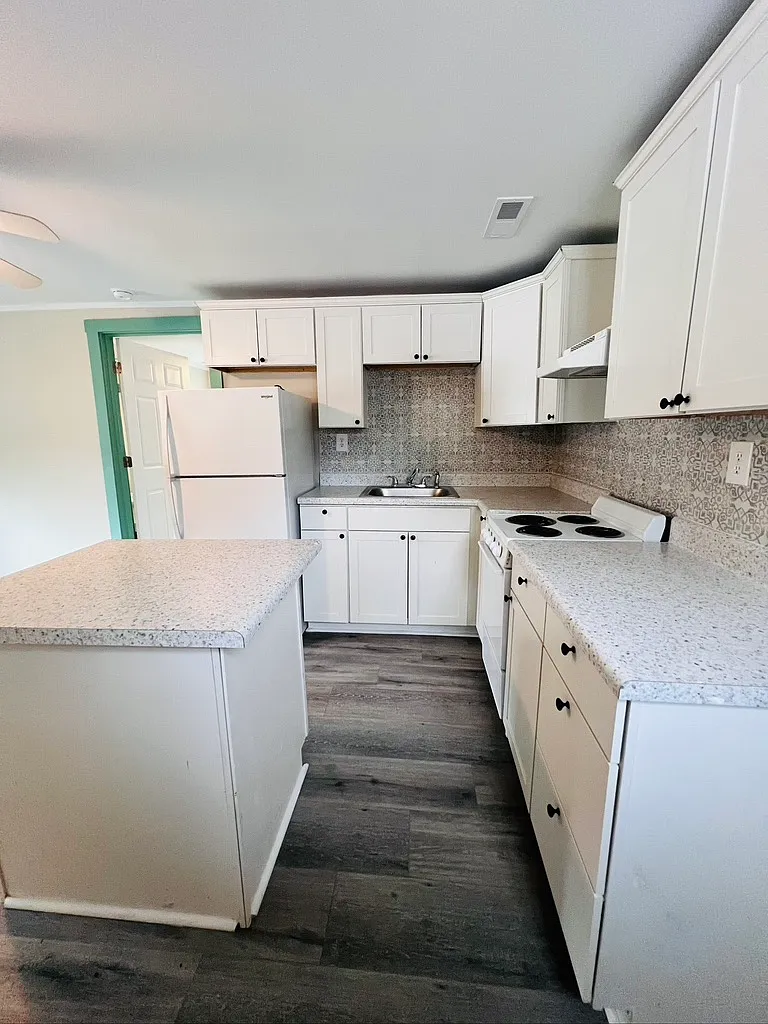 1 bed, 696 sqft, $1,200 — Photo 3