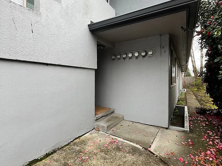 1930 SE Ash St — Photo 16