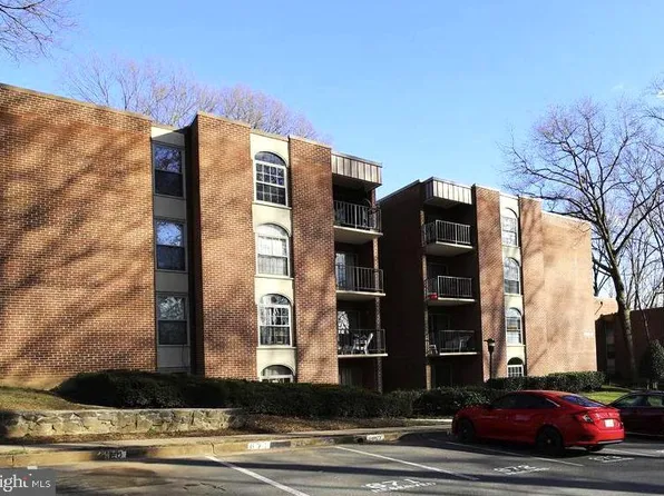 3318 Woodburn Village Dr APT 32, Annandale, VA 22003