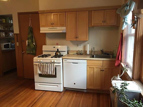 Kitchen with fridge, gas stove, dishwasher and a walk-in pan