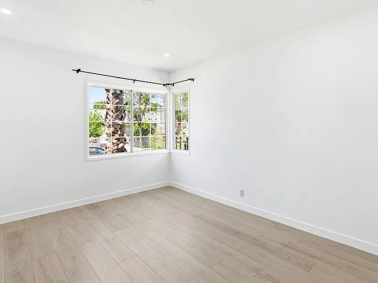 17418 Califa St — Photo 20
