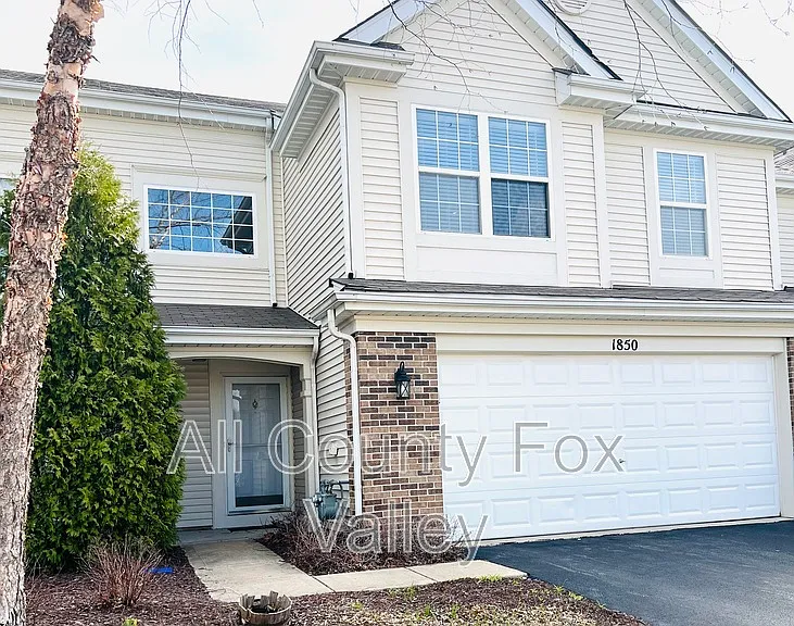 1850 Waverly Way — Photo 1