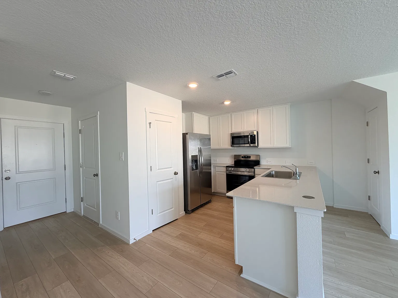 3 bed, 2.5 bath, 1378 sqft, $2,100 — Photo 3