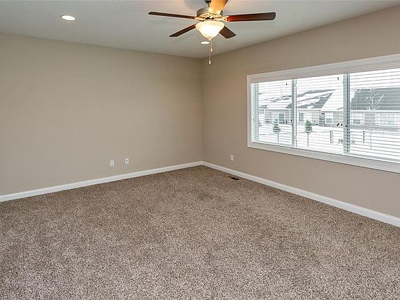 4th image of 697 NE Westgate Dr