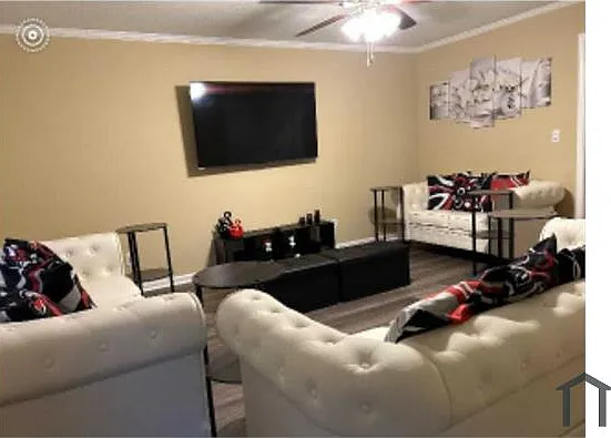 3 bed, 1100 sqft, $1,300 — Photo 1