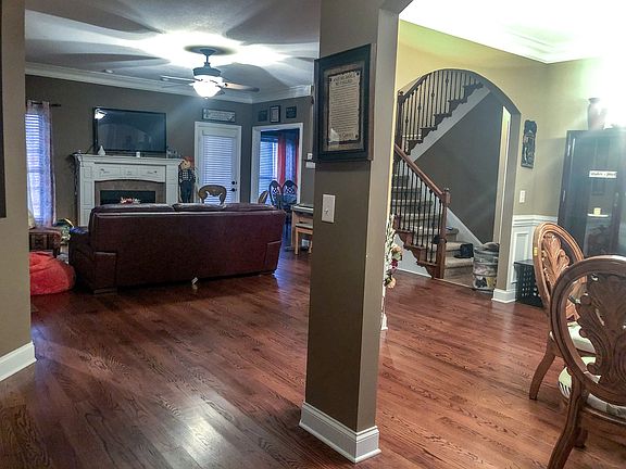 3rd image of 983 Willow Cir