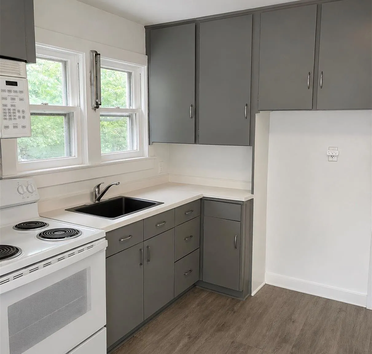 3 bed, 1.0 bath, 1386 sqft, $2,200 — Photo 3