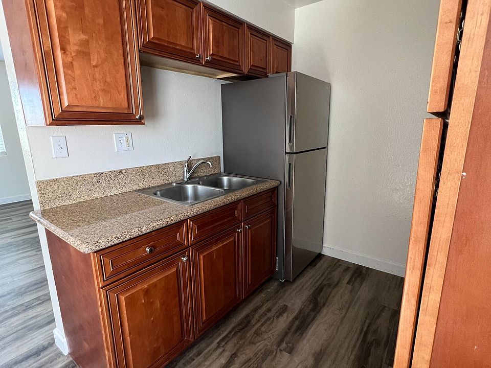 kitchen w. brand new stainless steel Samsung Fridge