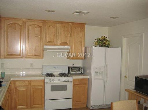 2nd image of 571 E Del Giorno St