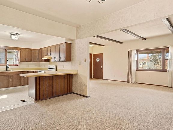 5th image of 914 Prospect St