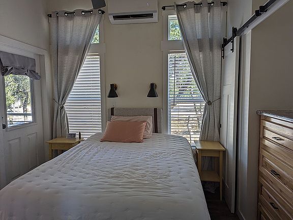 Bedroom w/ queen bed