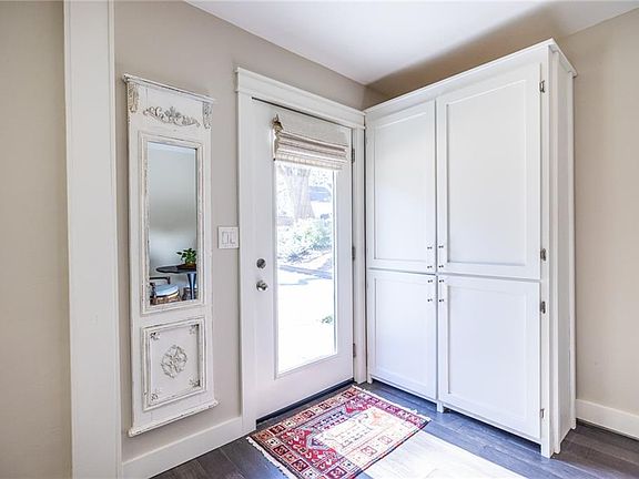 3rd image of 660 Scott Cir