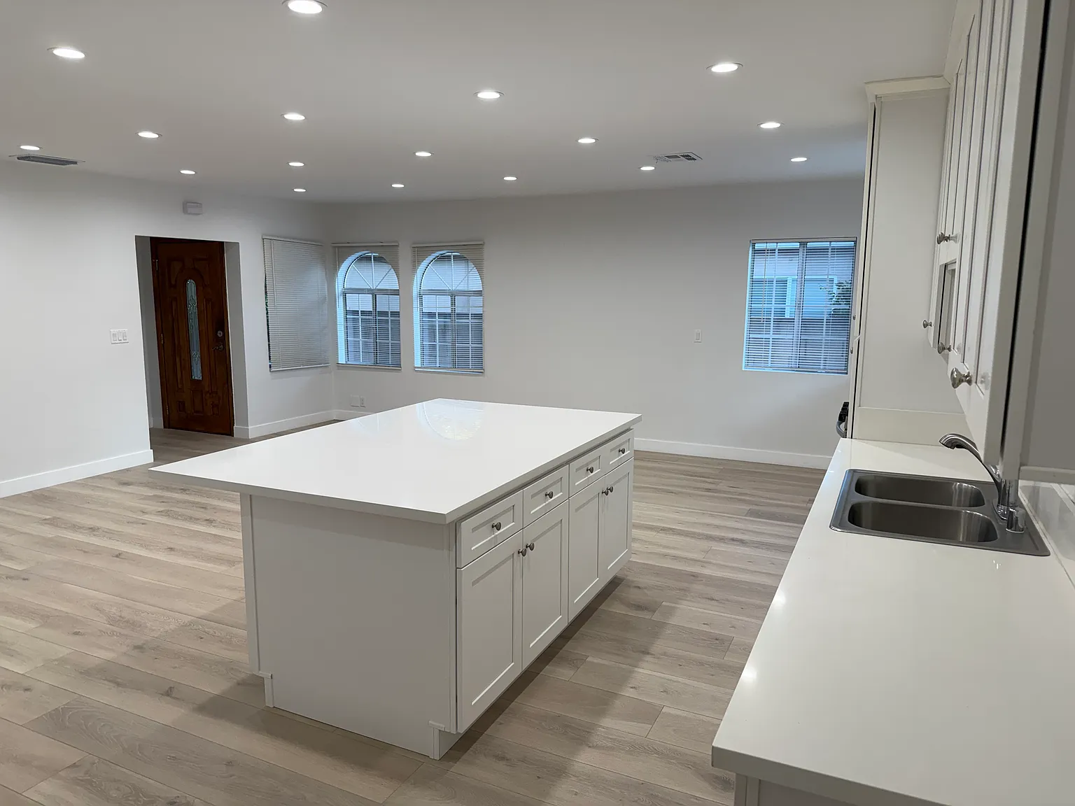 3 bed, 1220 sqft, $3,850 — Photo 3