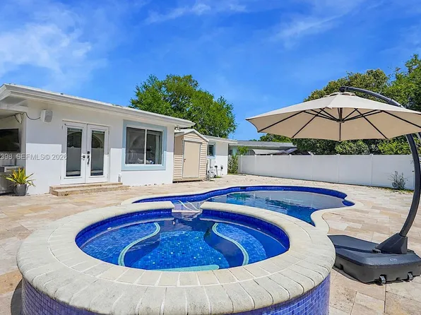 30 Bentley Dr, Miami Springs, FL 33166