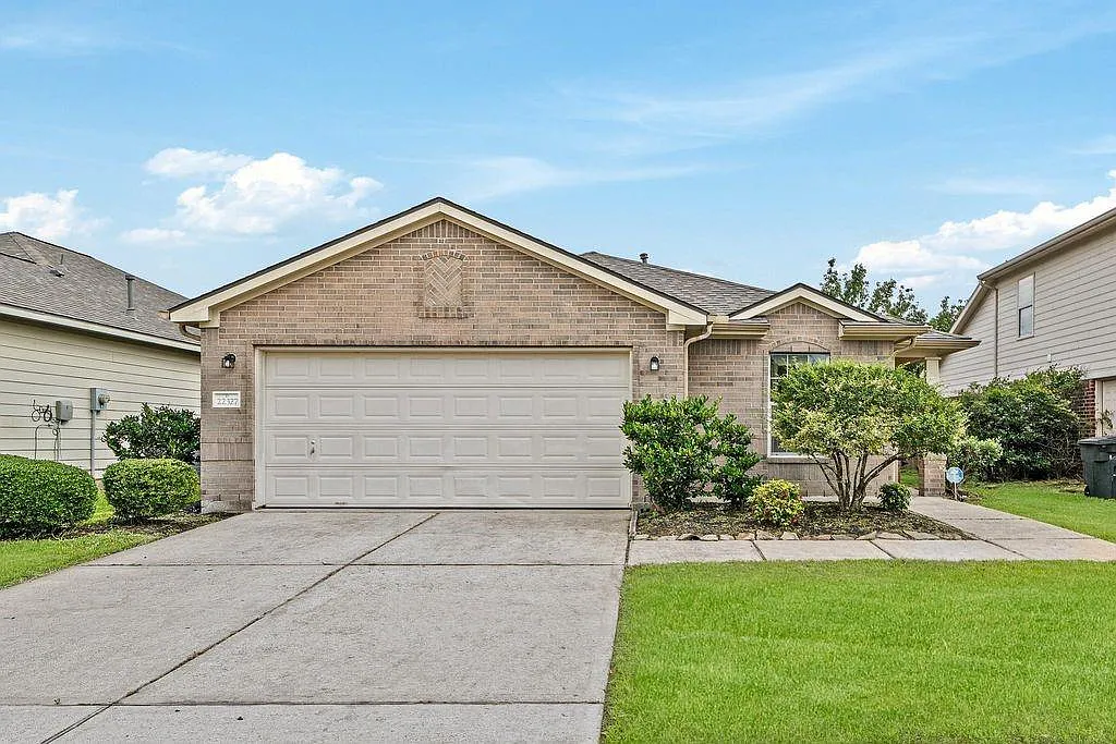 4 bed, 2.0 bath, 1990 sqft, $2,450 — Photo 2