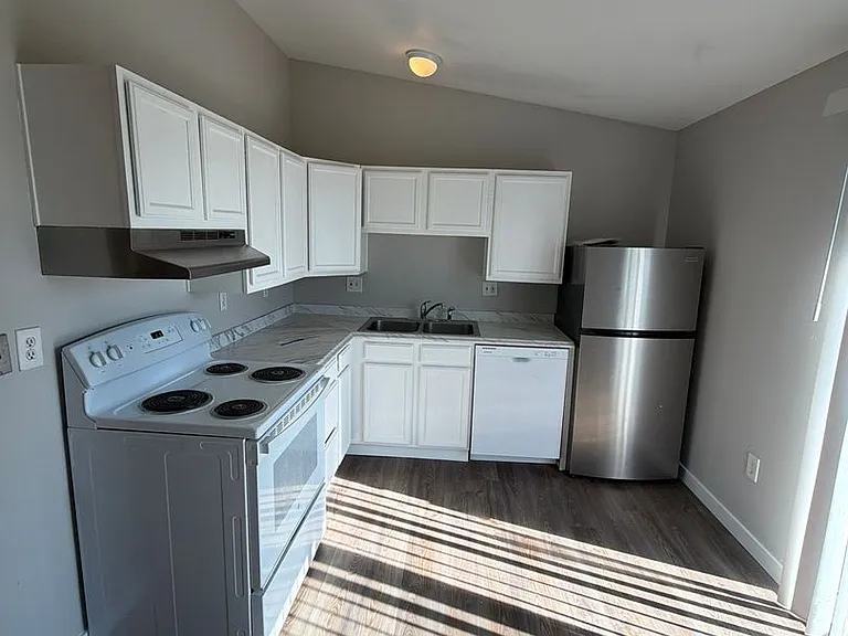 Montclair Apartments — Photo 8