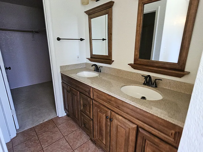 982 W Springer Dr — Photo 7