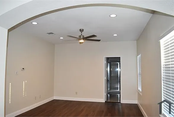 411 Paddock Ln — Photo 15