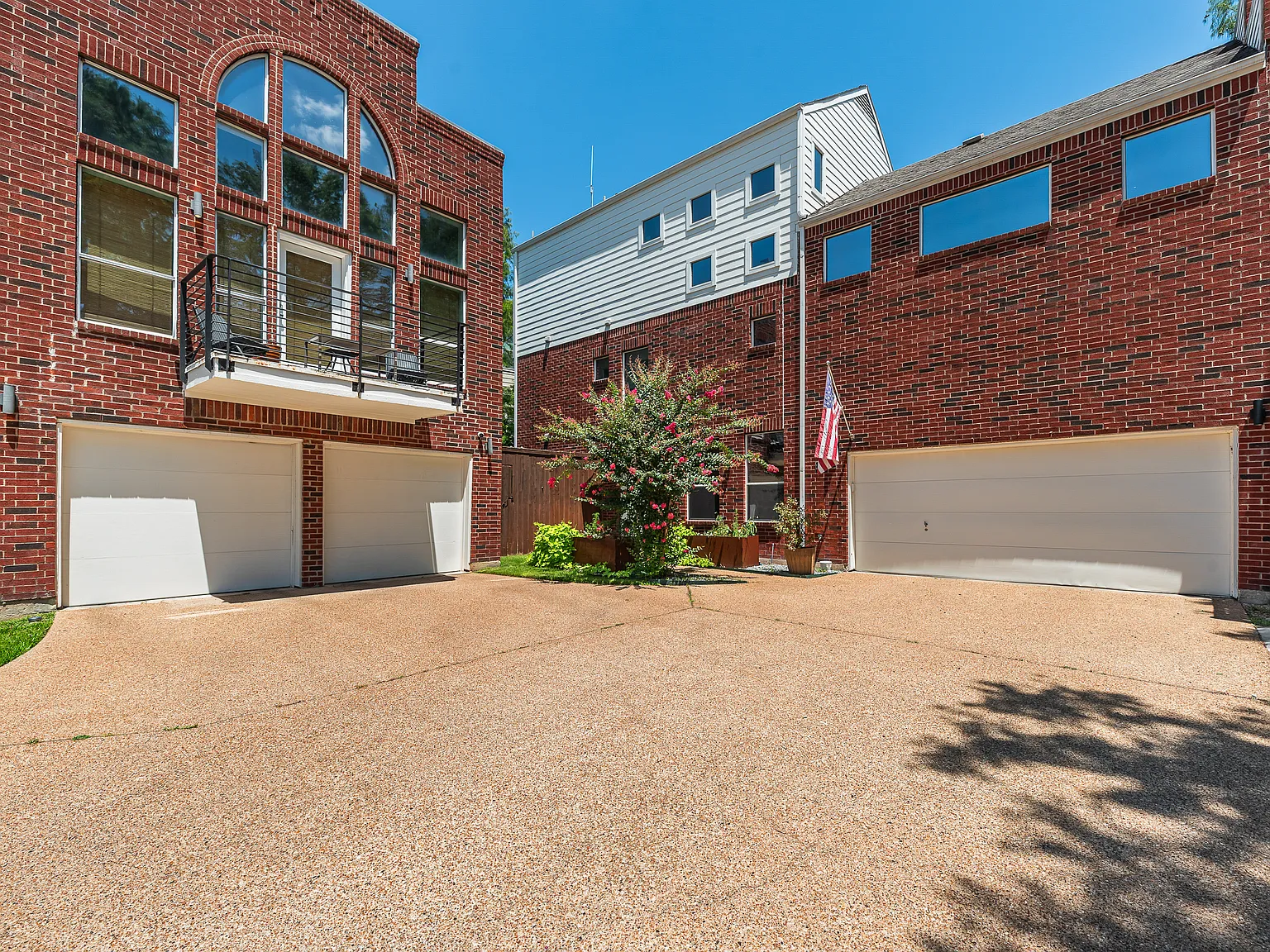 3 bed, 2.5 bath, 2266 sqft, $5,999 — Photo 1