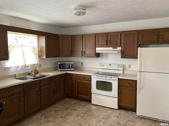 3rd image of 23 Lakewood Dr