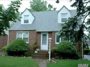 94 Woodlawn Ave, Valley Stream, NY 11581