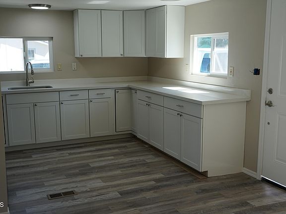 5th image of 2694 S Sunset Dr