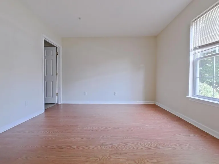905 Hanahan Ct — Photo 16