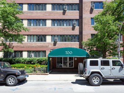 700 W Bittersweet Pl #812, Chicago, IL, 60613