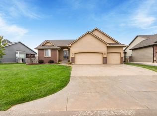 8817 N Ridgewood Ln, Valley Center, KS 67147