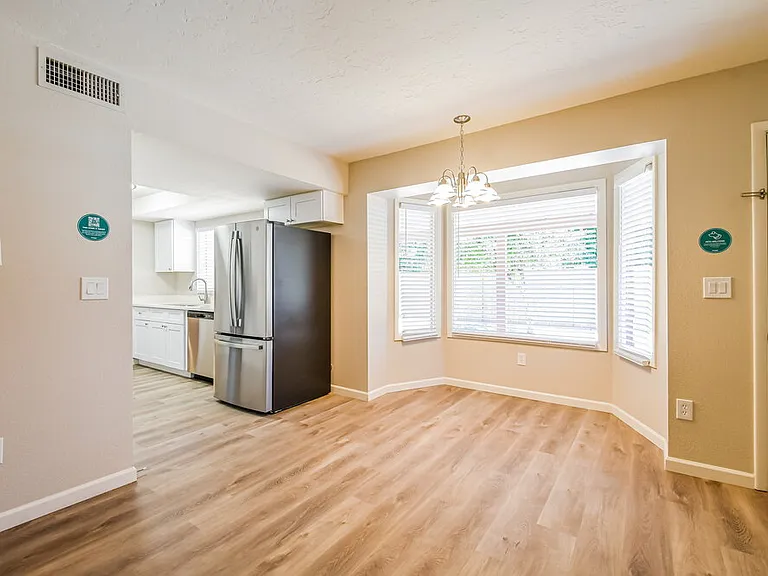 301 E Keogh Dr — Photo 7