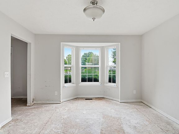 3rd image of 902 Hearthside Ct