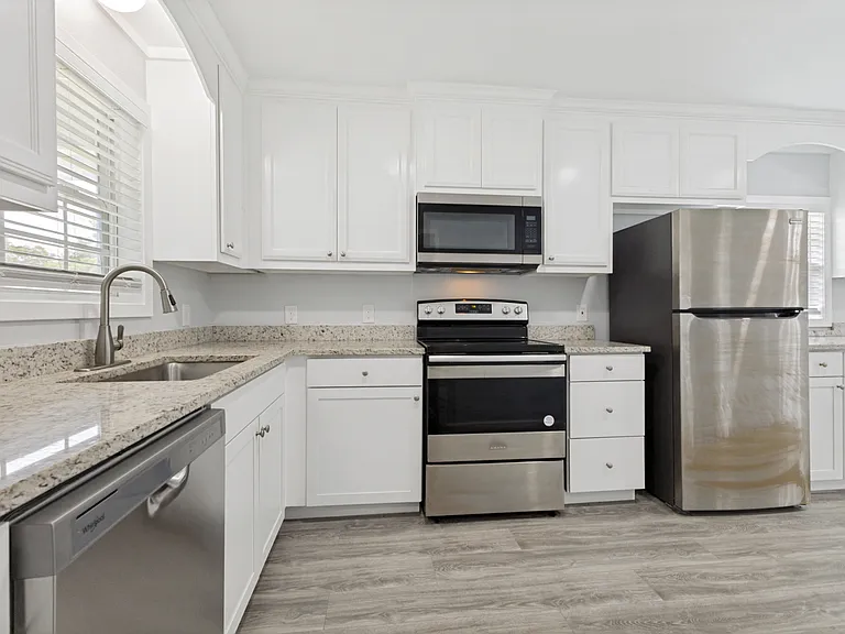 1110 N Ross Ave — Photo 7