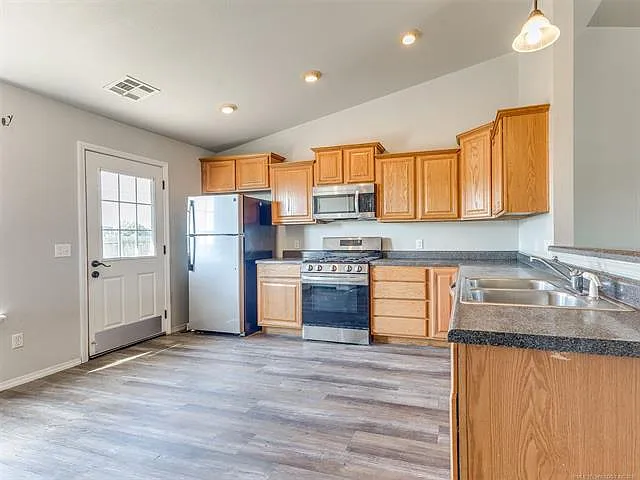 1604 W Elm St — Photo 4