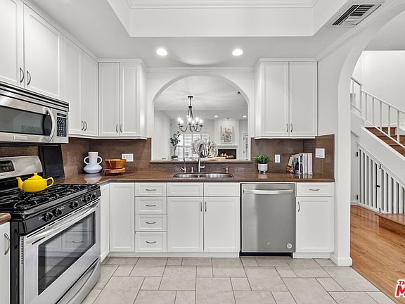 3rd image of 13041 Moorpark St APT 3