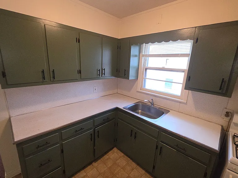 212 Bathgate Ave — Photo 5