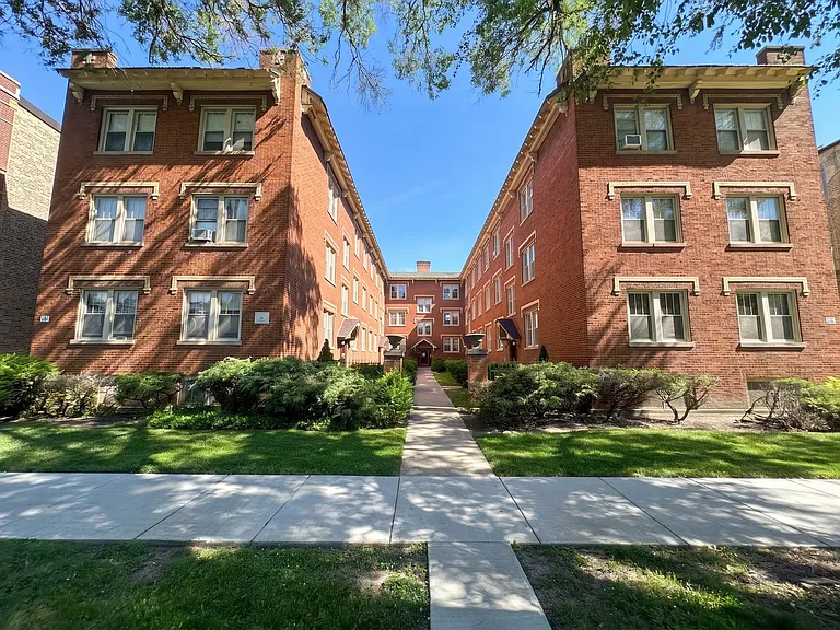 4828 W Hutchinson St #2W — Photo 1