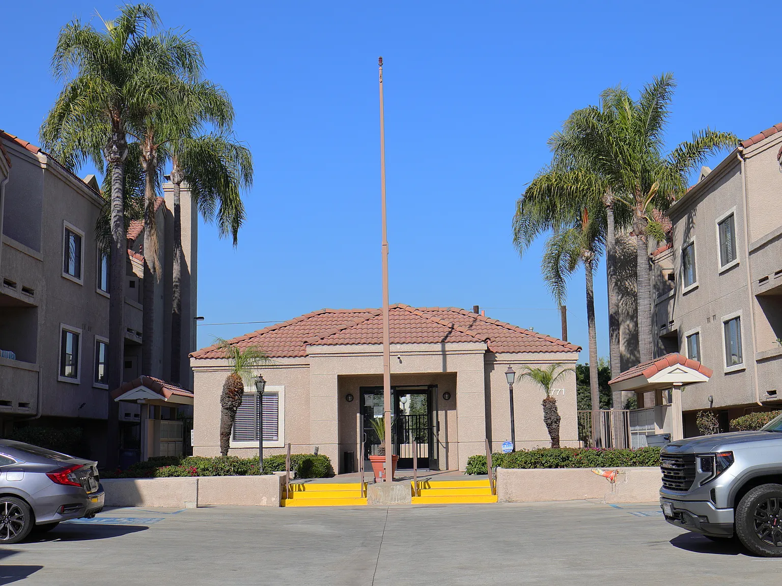 Sunset Plaza Apartments — Photo 4
