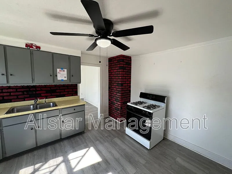 2 bed, 1.0 bath, 900 sqft, $995 — Photo 3