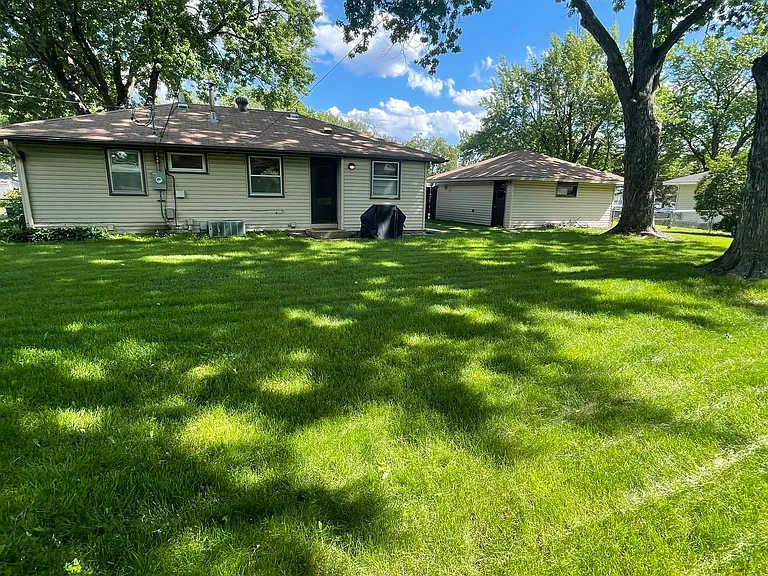 1716 Irving Curv — Photo 2