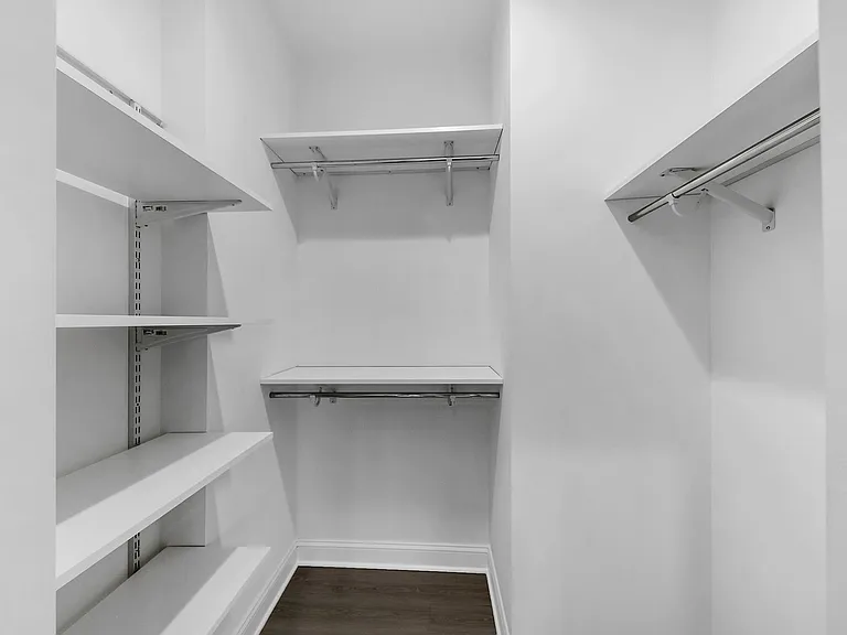 560 Madison Ave — Photo 15
