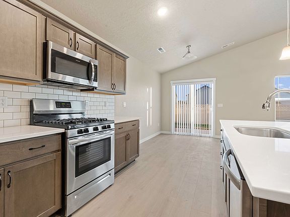 5th image of 7581 E Iroquois St