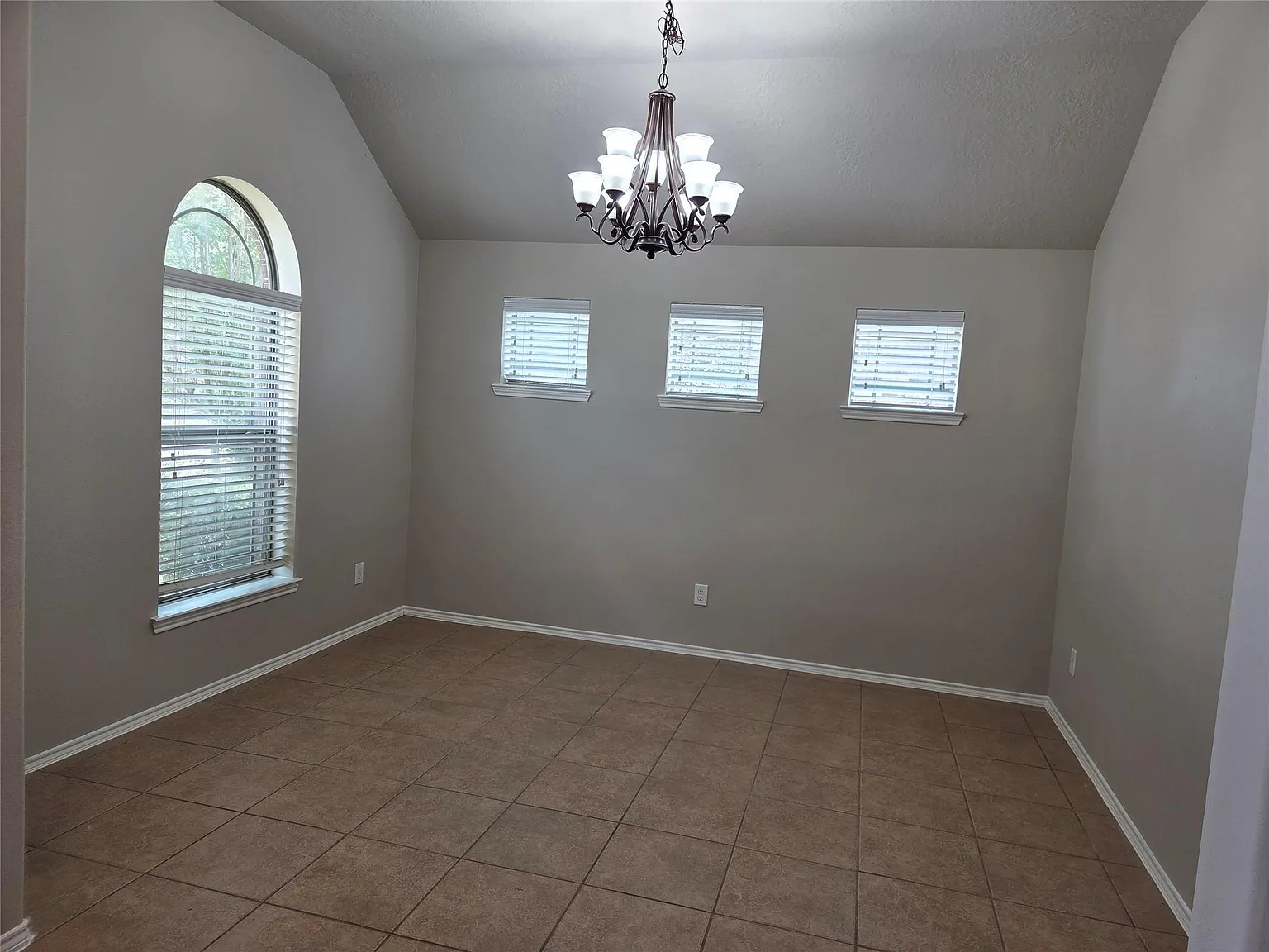 3 bed, 2.0 bath, 2049 sqft, $2,300 — Photo 2