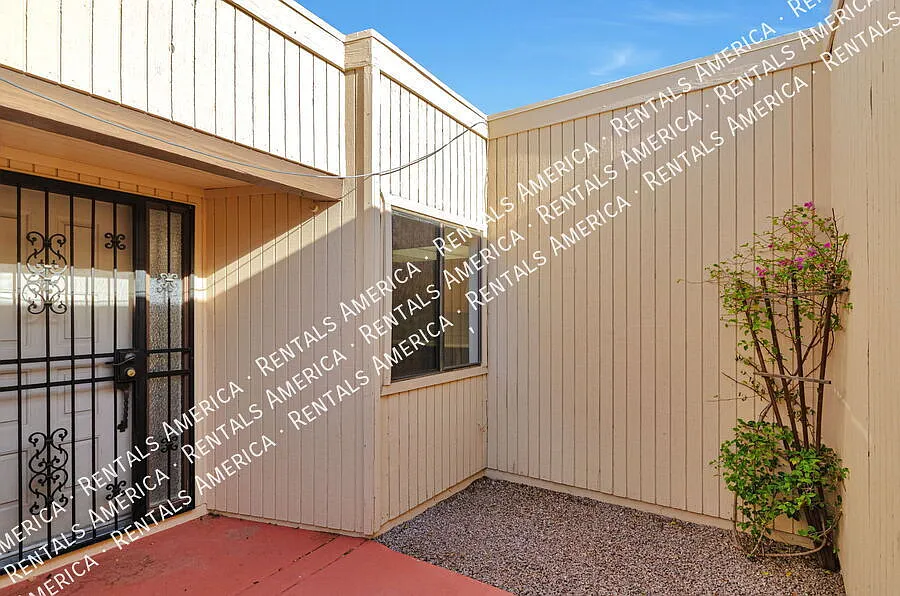 Spacious NE townhome in a lovely neighborhood! — Photo 2