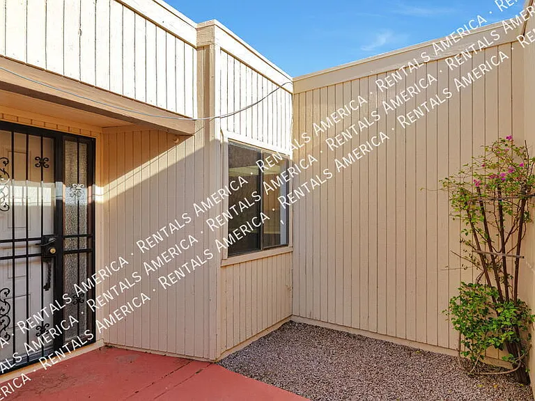 5342 N Camino De La Culebra — Photo 2