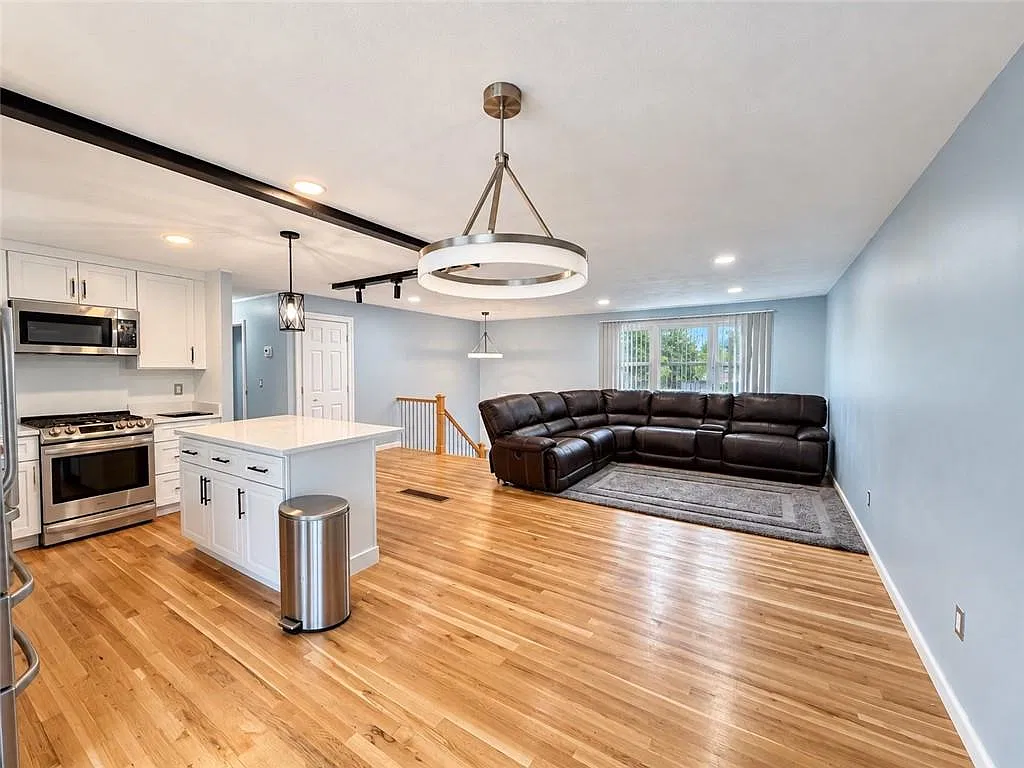 4 bed, 2100 sqft, $3,500 — Photo 4