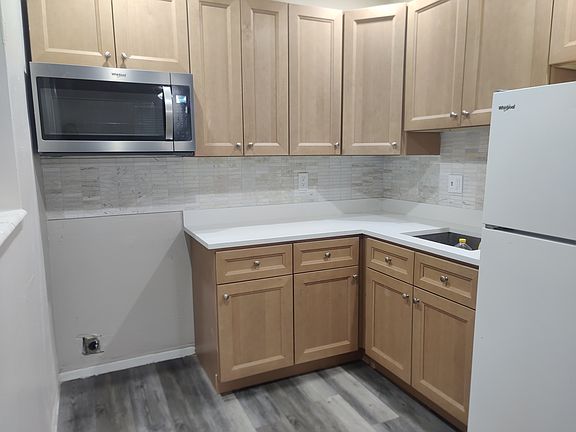 3rd image of 425 SE 23rd St #4