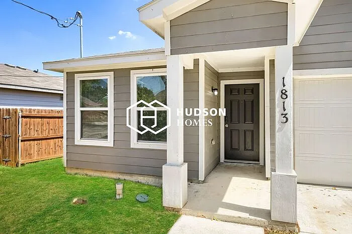 3 bed, 2.0 bath, 1045 sqft, $1,745 — Photo 3
