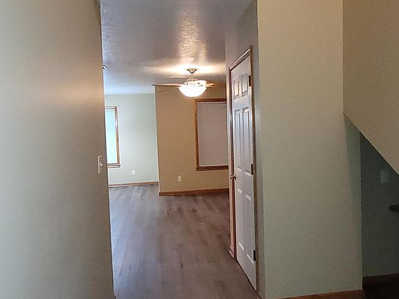 Down stairs - Foyer facing north toward Livingroom