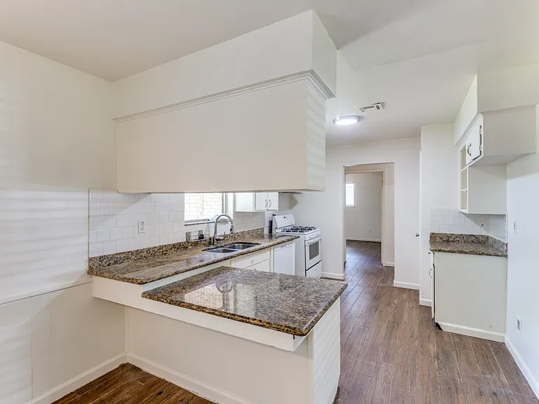 406 Vance St — Photo 5