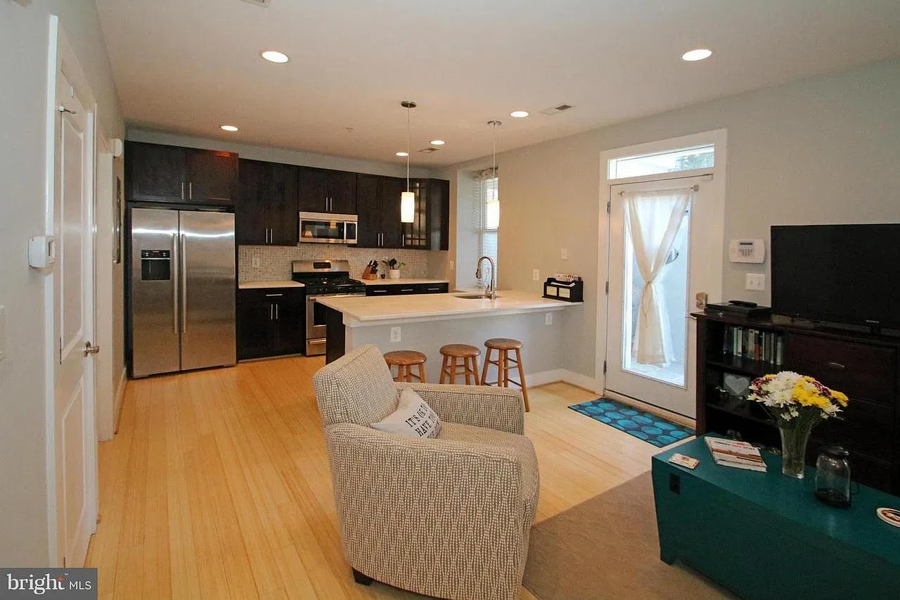 2 bed, 700 sqft, $2,395 — Photo 1